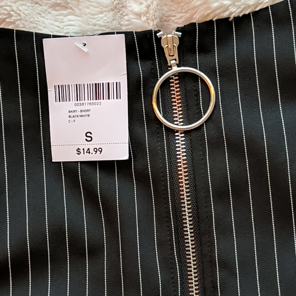 Pin striped skirt - Picture 3 of 3